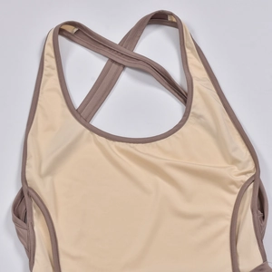 Détail à plat d'un body sans manches beige et marron ajouré en tissu à haute élasticité