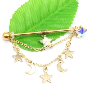 Piercing industriale dorato con ciondoli stella e luna e zircone stellato colorato