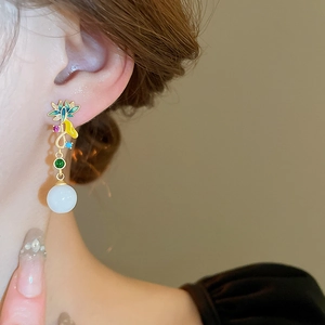 Gros plan détaillé d'une boucle d'oreille fleurie avec zircon et perle ronde blanche