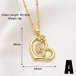 Dettaglio pendente cuore oro 18k con piedini bimbo in cristallo e dimensioni 26x24mm