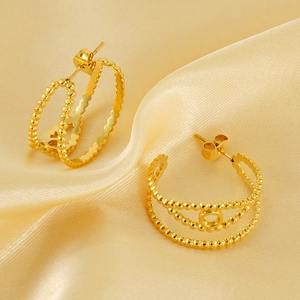 Boucles d'oreilles minimalistes en acier titane plaqué or 18 carats sur soie luxueuse