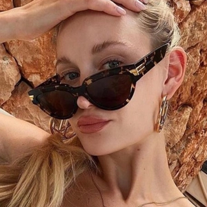Vintage Cat Eye Sunglasses UV400 Protection PC Frame Metal Accent Retro Eyewear For Women Men Outdoor Fashion