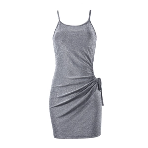 Détail de la robe pailletée argentée avec cordon latéral et texture froncée