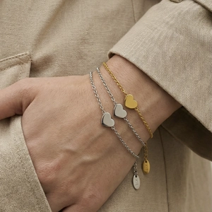 Minimalist 18k gold heart pendant bracelet for women featuring adjustable chain