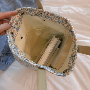 Vue détaillée de l'intérieur du sac floral avec poche, boucle magnétique et grand espace