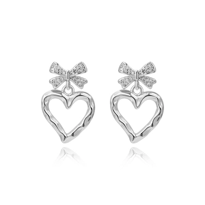 Orecchini a fiocco in argento con pendente a cuore traforato e cristalli di zircone
