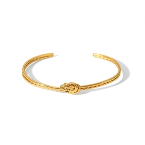 Detailansicht eines goldenen Knotenknoten-Armreifs aus poliertem Edelstahl mit offenem Design