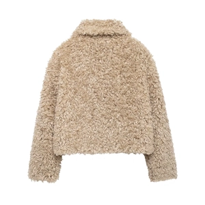 Achteraanzicht van beige fleece jas met zachte gekrulde teddy-textuur en kort ontwerp