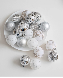 Detail of 6cm champagne Christmas balls with glitter, matte and embossed textures in a bowl