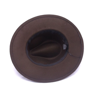 Dettaglio dell'interno del cappello in feltro marrone con taglia 57 ed etichetta materiale