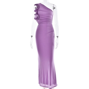 Détails de la robe en maille violette avec volants élégants et épaule dénudée unique