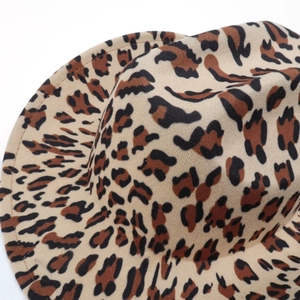 Vue macro détaillée montrant le motif léopard texturé sur un chapeau fedora jazz rétro