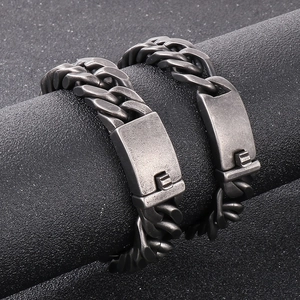 Dettaglio di bracciali a catena cubana vintage in argento e canna di fucile con chiusura