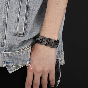 Vue détaillée du bracelet gourmette en acier titane oxydé vintage sur poignet masculin