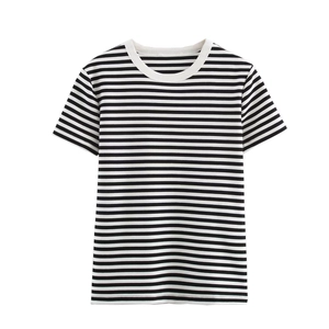 T-shirt classique à manches courtes rayé noir et blanc avec un col rond minimaliste