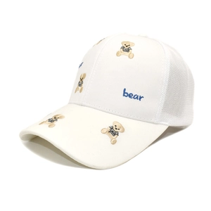 Détail de la broderie d'ours et du filet respirant sur cette casquette blanche