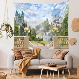 Detaillierter Landschaftswandteppich mit Schloss und Wasserfall in einem hellen Wohnzimmer