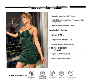 Détails de la mini robe en satin froncé vert émeraude montrant la texture et les bretelles
