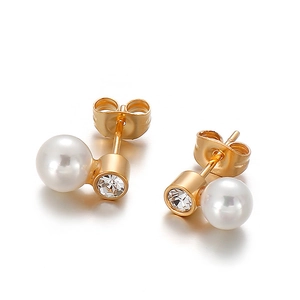 Elegante goldene Perlenohrringe mit funkelnden Zirkonia-Kristallen auf weißem Grund