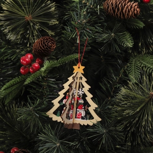 Détail d'une suspension de sapin en bois avec scène de bonhomme de neige découpée