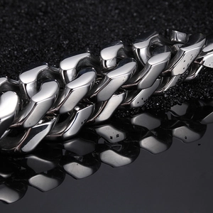 Vista macro del bracciale a catena con teschi gotici in finitura metallica lucida