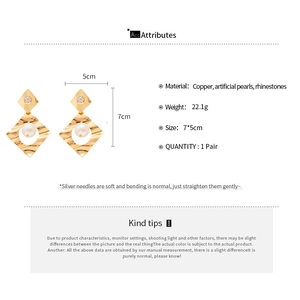 Detailed size specifications for gold geometric earrings with pearls and rhinestones