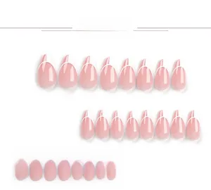 Détail de 24 faux ongles amande nude avec pointes french blanches sur fond blanc