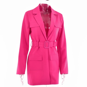 Vue détaillée de la robe blazer rose fuchsia avec ceinture assortie et poches à rabat