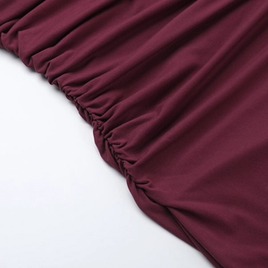 Primer plano detallado de la tela fruncida burdeos y la textura del vestido largo ajustado