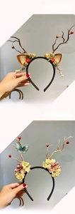Détail de serre-tête bois de renne de Noël avec clochettes et fleurs pour décoration