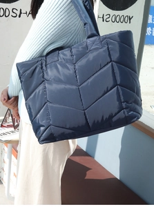 Dunkelblaue gesteppte Nylon-Einkaufstasche mit voluminösem Design und V-förmigen Nähten