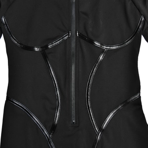 Detail eines schwarzen Sport-Jumpsuits mit Reißverschluss und dekorativen Nahtdetails