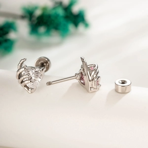 Boucles d'oreilles cœur en zircon avec main en métal et fermoir à vis sécurisé