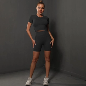 Détail d'un ensemble de yoga sans couture gris anthracite avec short et haut court