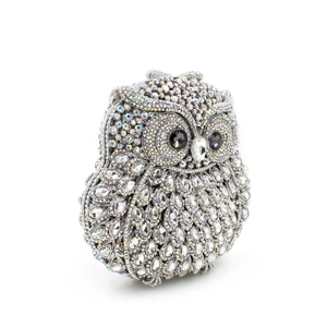 Détail de la pochette de soirée en forme de hibou avec strass et cristaux étincelants