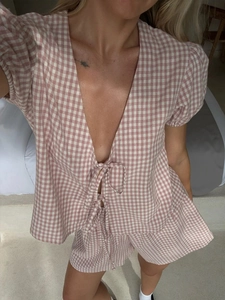 Détail d'un ensemble vichy rose deux pièces avec haut noué à col en V et short assorti
