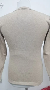 Detailansicht der gerippten Bündchen und Strickstruktur eines beigen V-Ausschnitt-Pullovers