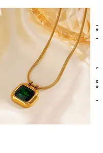 Macro di collana a catena dorata con ciondolo a smeraldo quadrato su seta pregiata
