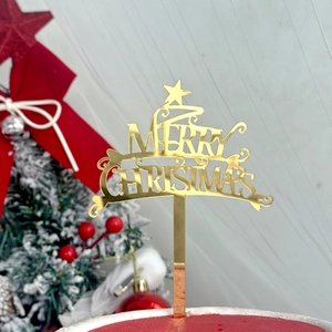 Dettaglio del topper per torta Merry Christmas in acrilico dorato con decoro festivo