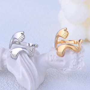 Bague mains qui s'enlacent en or et argent sur un mannequin en plâtre blanc artistique