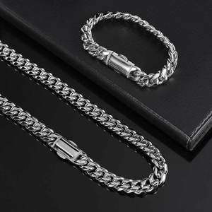 Ensemble collier et bracelet gourmette argentée avec fermoir strass sur cuir noir élégant