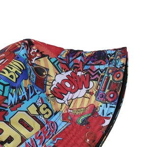 Gros plan du motif pop art rétro des années 90 sur un bob coloré en toile de coton
