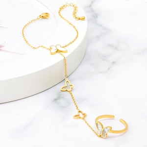 Bracelet bague papillon doré avec incrustation de nacre blanche sur marbre