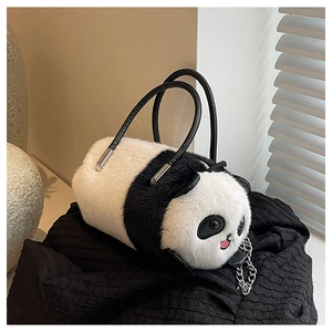 Dettaglio della borsa a forma di panda in peluche con pelliccia morbida e catena metallica