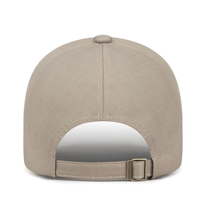 Rückansicht der khakifarbenen Baseballkappe mit Metallschnalle und Twill-Textur