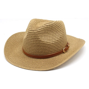 Détail d'un chapeau de cowboy en paille avec bandeau en cuir synthétique et boucle dorée