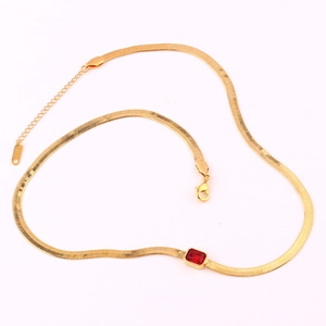 Collana a serpente placcata oro 18k con zircone rosso rettangolare su sfondo bianco