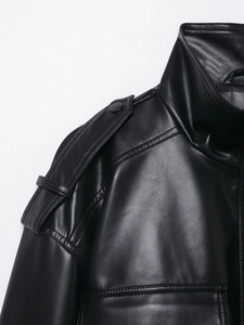 Detailansicht der Schulterklappen und Nähte an einer schwarzen Kunstlederjacke