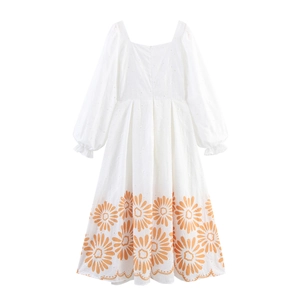 Robe longue blanche bohème à col carré avec broderie florale et détails ajourés