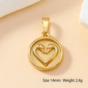Détail d'un pendentif coeur cygne doré de 14mm avec finition polie et dimensions précises
